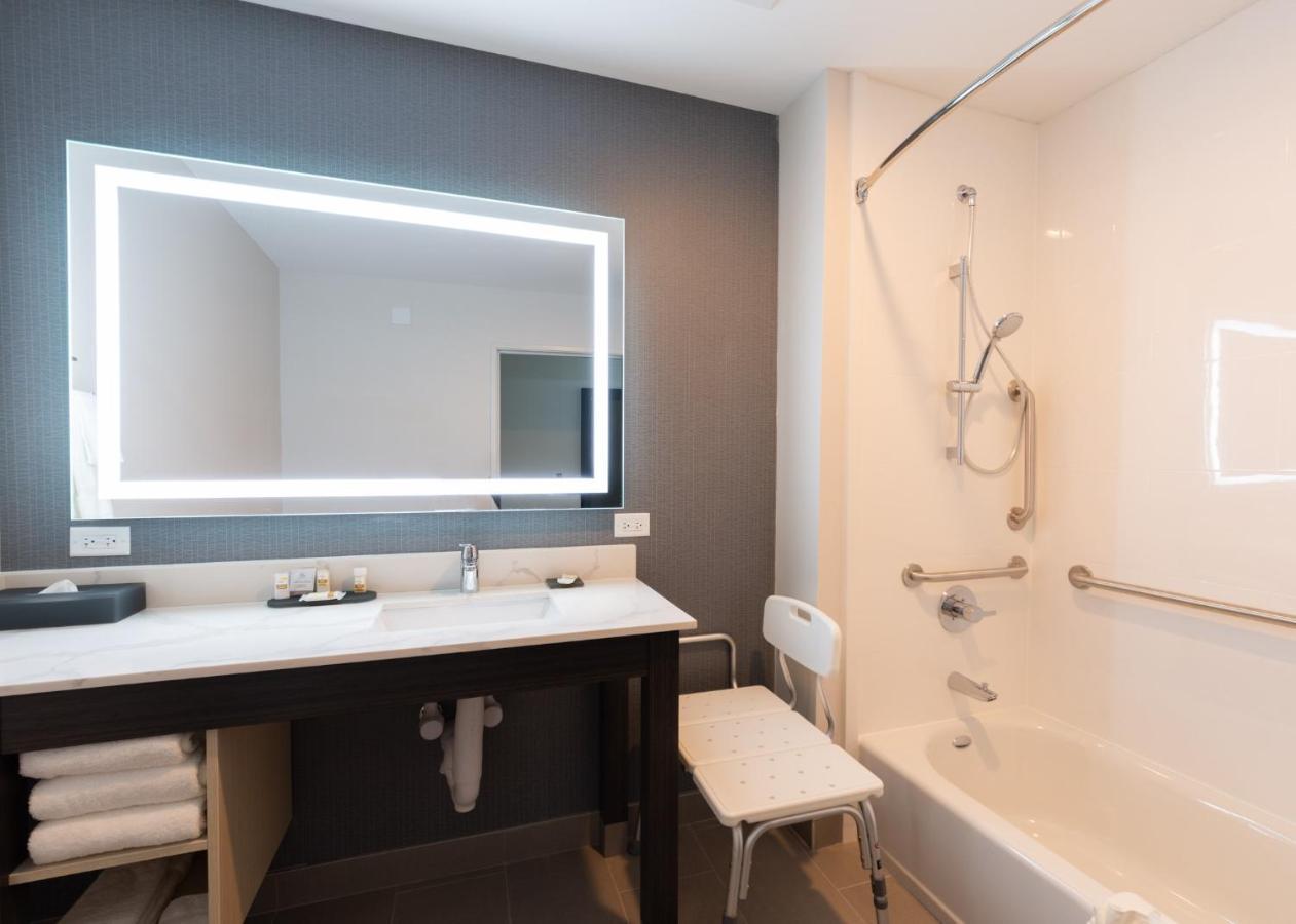La Quinta Inn & Suites By Wyndham Shorewood 外观 照片