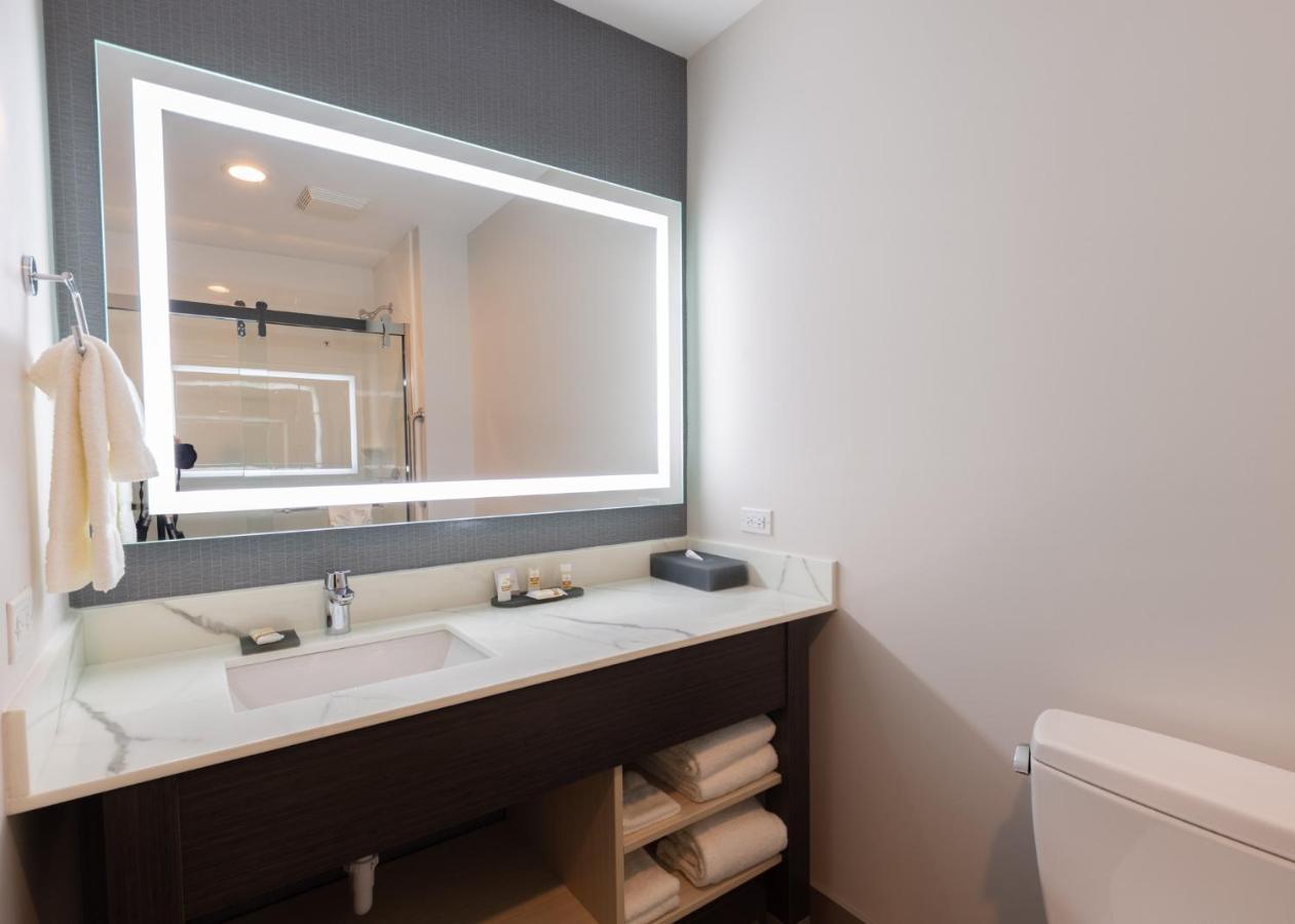 La Quinta Inn & Suites By Wyndham Shorewood 外观 照片