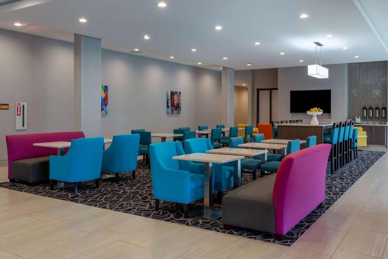 La Quinta Inn & Suites By Wyndham Shorewood 外观 照片