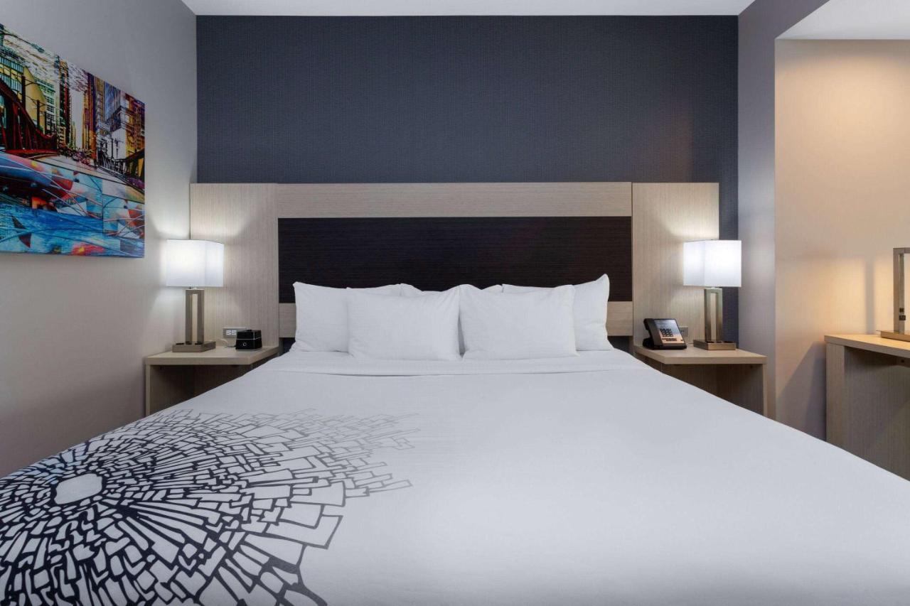 La Quinta Inn & Suites By Wyndham Shorewood 外观 照片