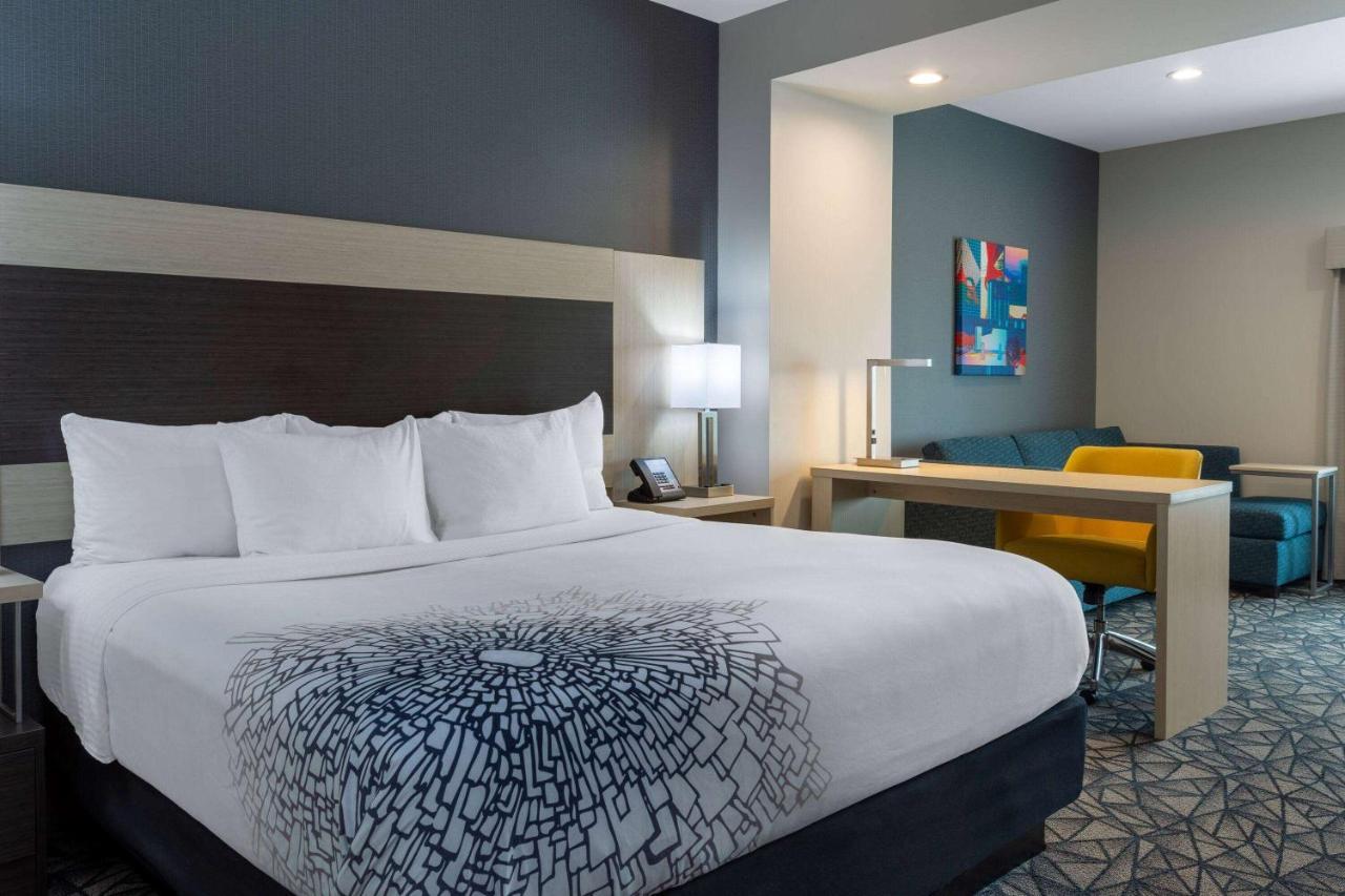 La Quinta Inn & Suites By Wyndham Shorewood 外观 照片