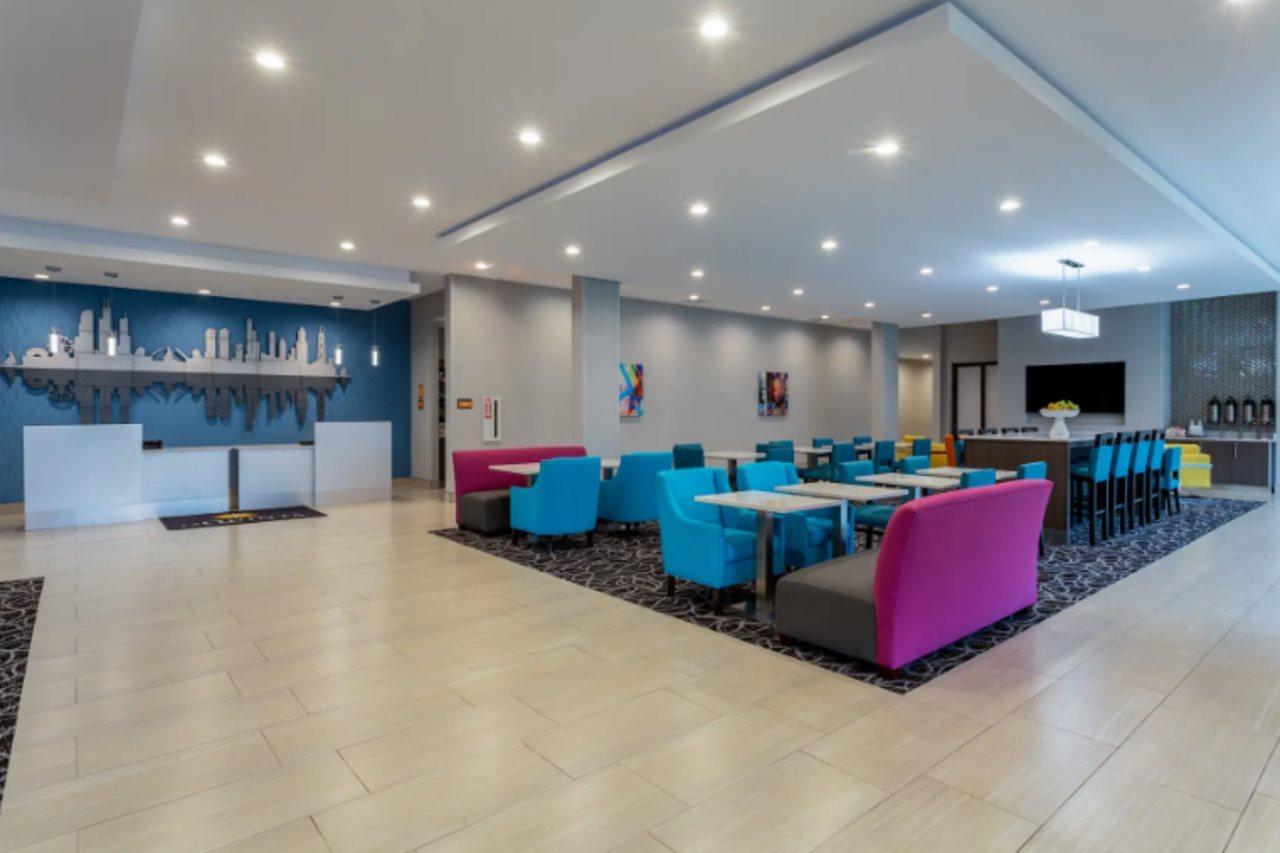 La Quinta Inn & Suites By Wyndham Shorewood 外观 照片