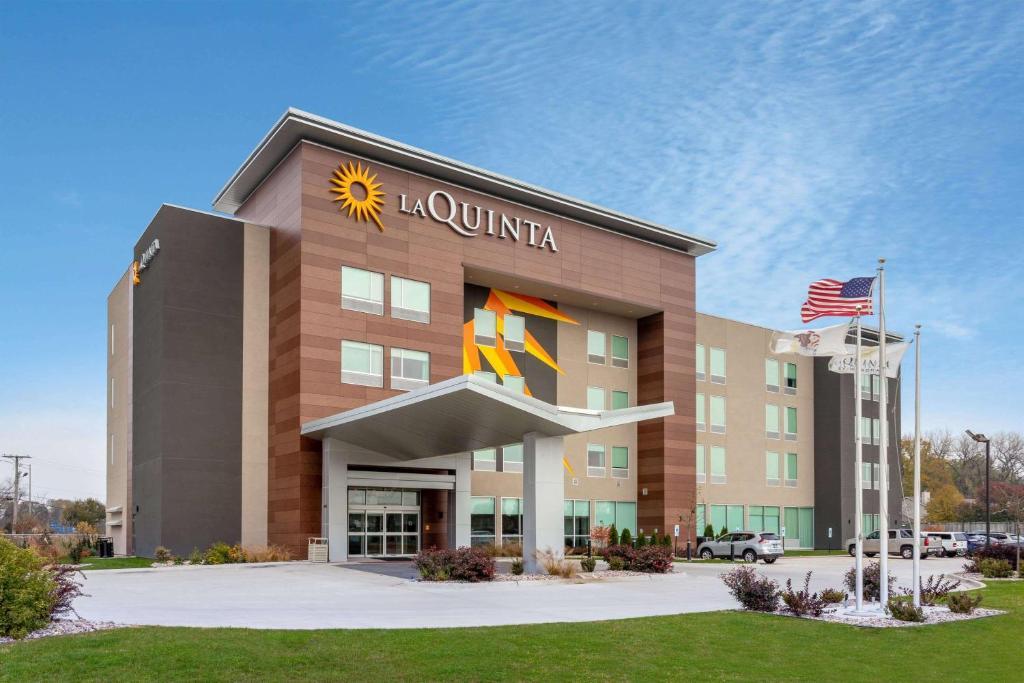 La Quinta Inn & Suites By Wyndham Shorewood 外观 照片