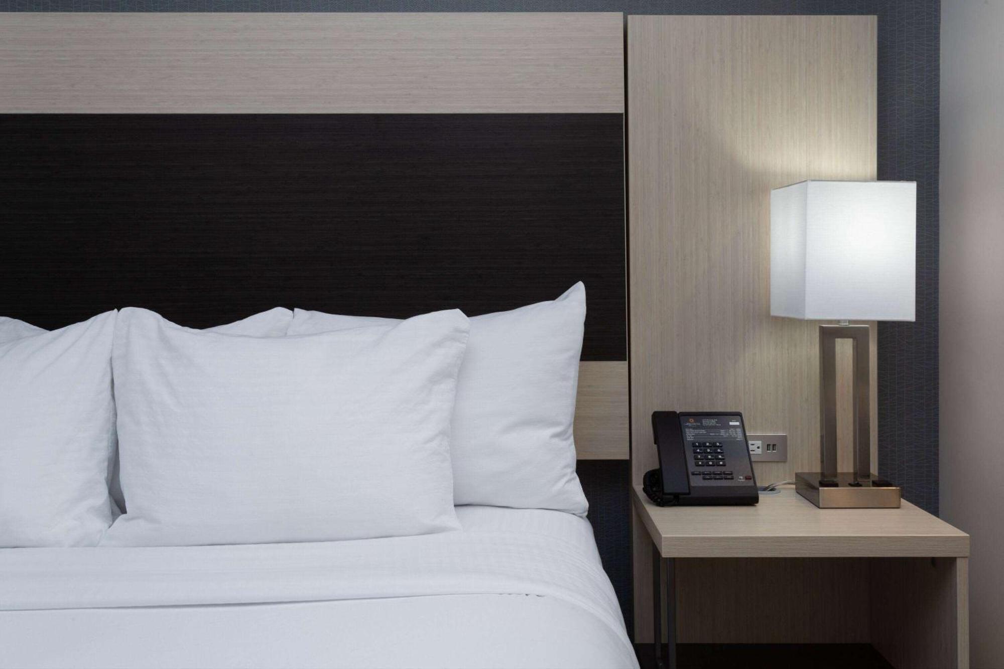 La Quinta Inn & Suites By Wyndham Shorewood 外观 照片