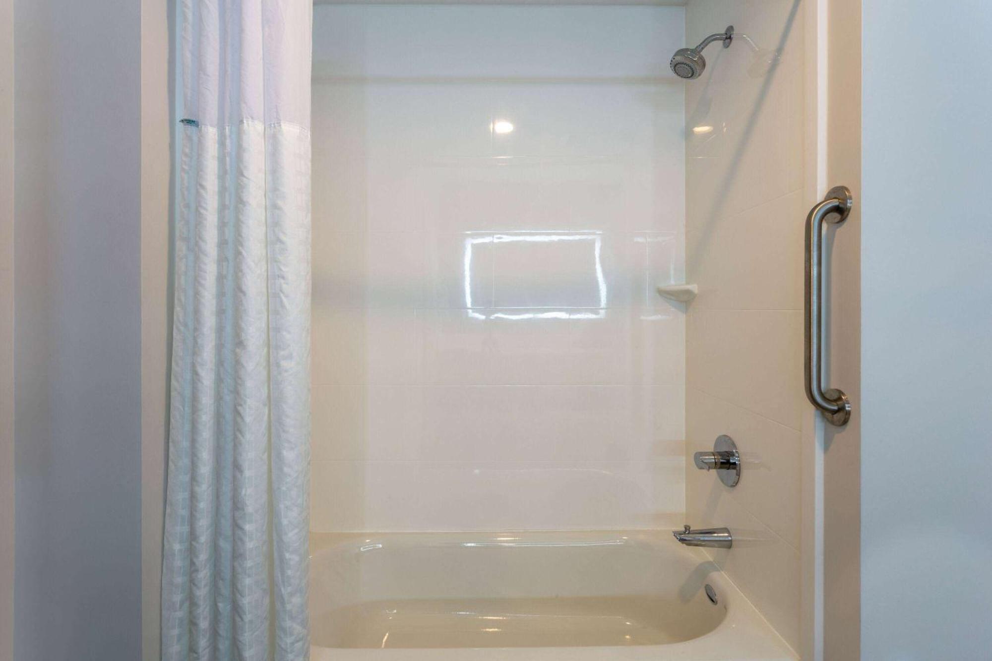 La Quinta Inn & Suites By Wyndham Shorewood 外观 照片