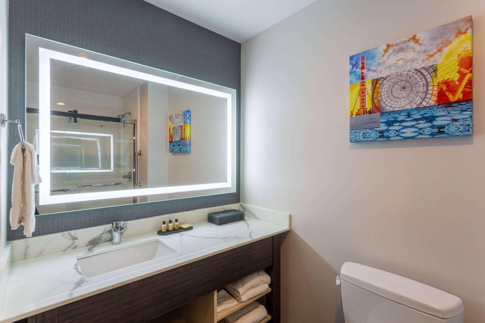 La Quinta Inn & Suites By Wyndham Shorewood 外观 照片