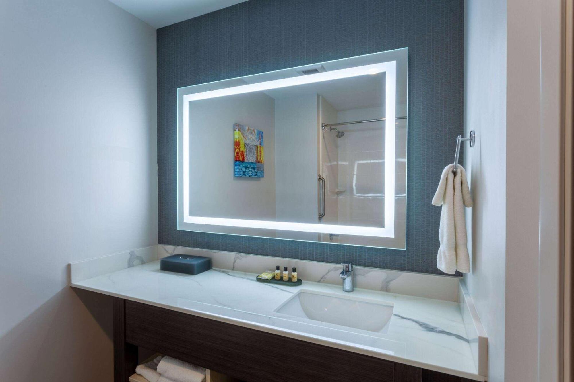 La Quinta Inn & Suites By Wyndham Shorewood 外观 照片