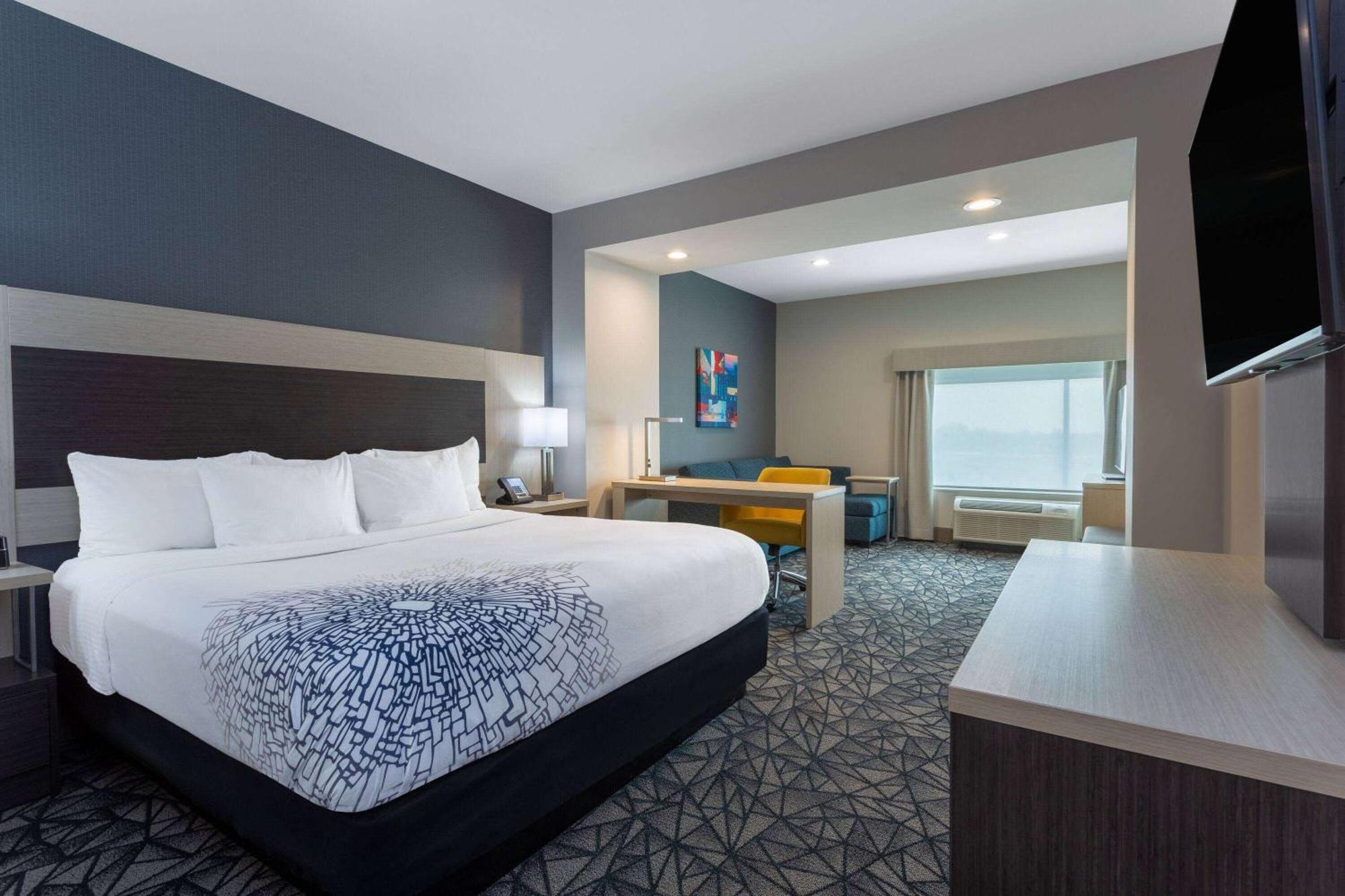 La Quinta Inn & Suites By Wyndham Shorewood 外观 照片