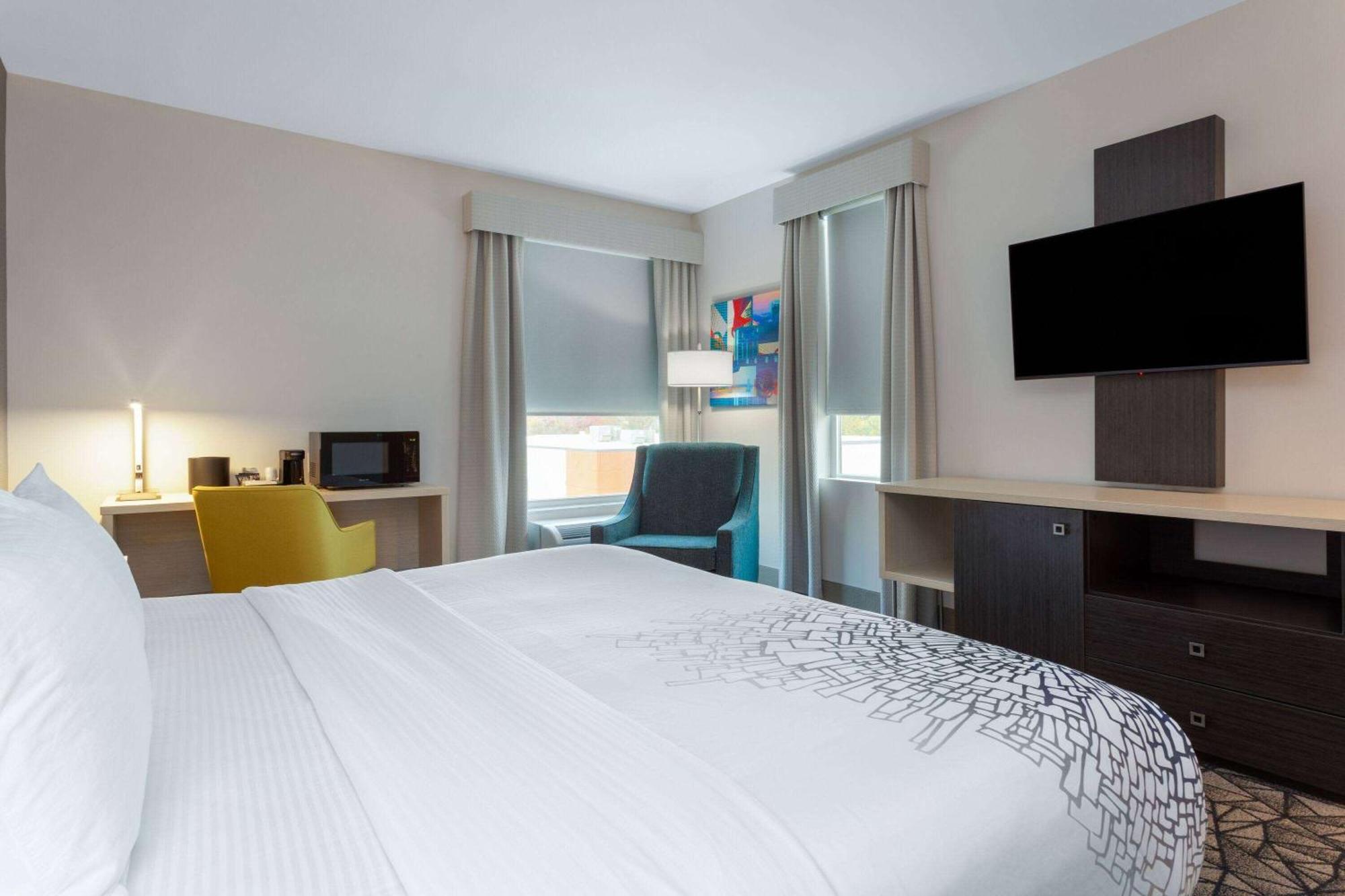 La Quinta Inn & Suites By Wyndham Shorewood 外观 照片