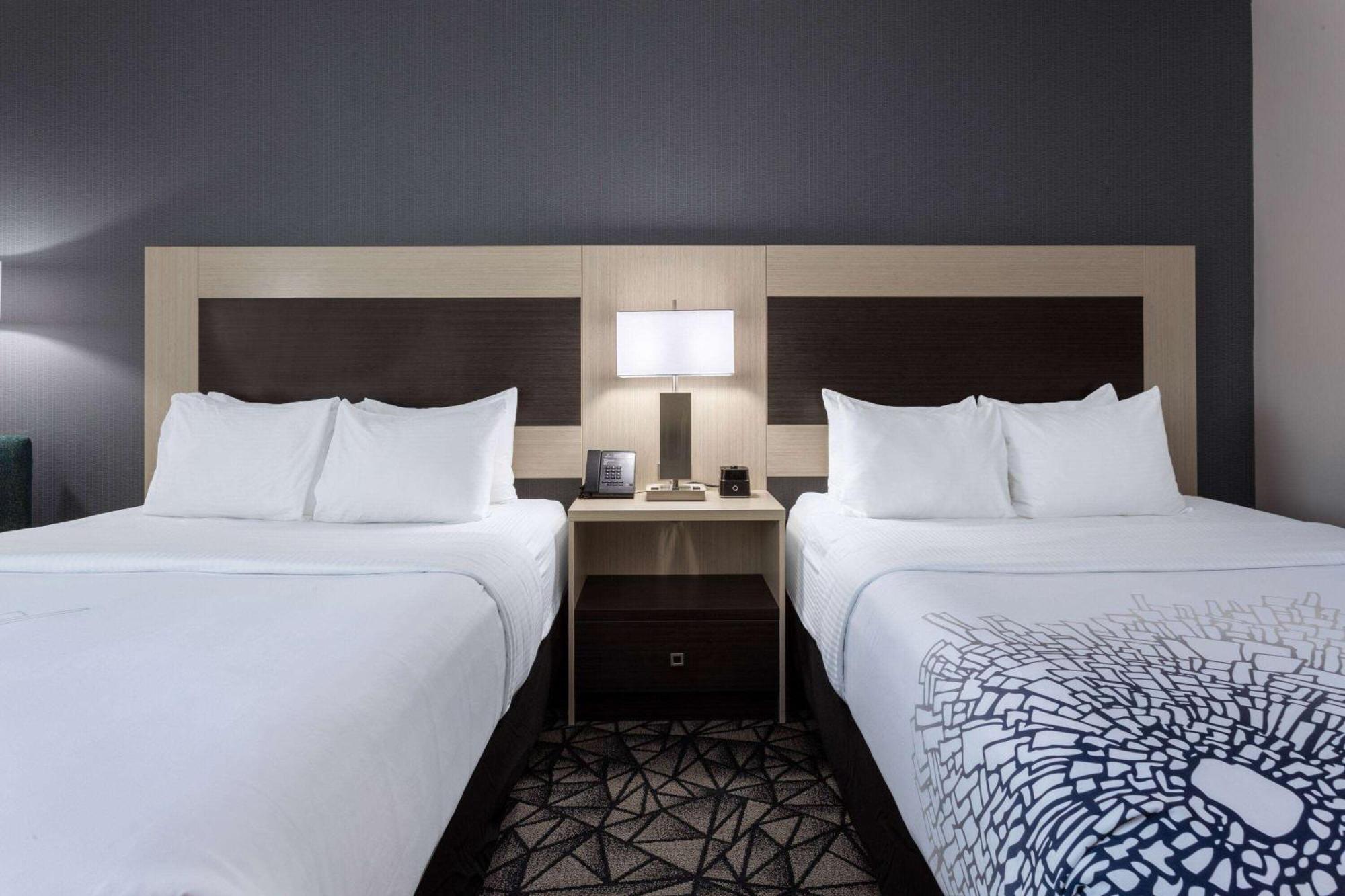 La Quinta Inn & Suites By Wyndham Shorewood 外观 照片