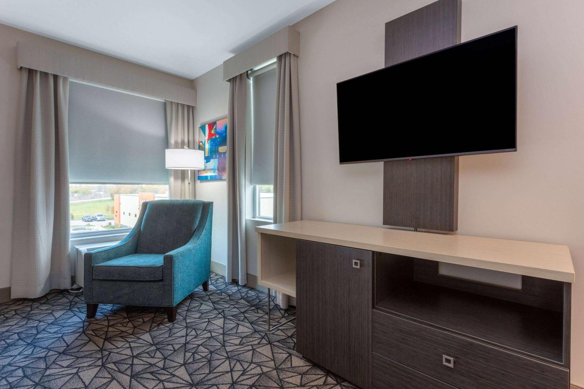 La Quinta Inn & Suites By Wyndham Shorewood 外观 照片