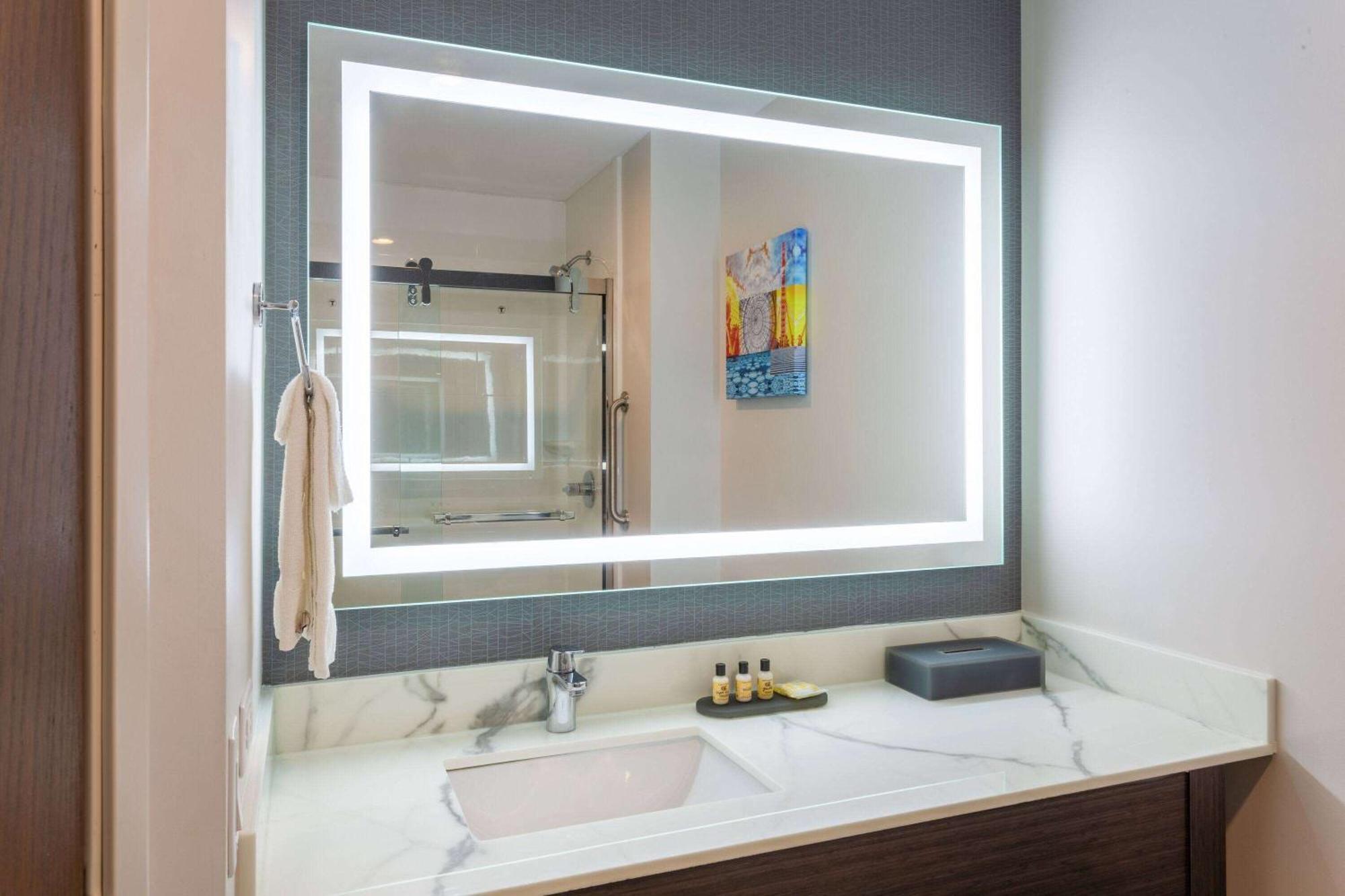 La Quinta Inn & Suites By Wyndham Shorewood 外观 照片