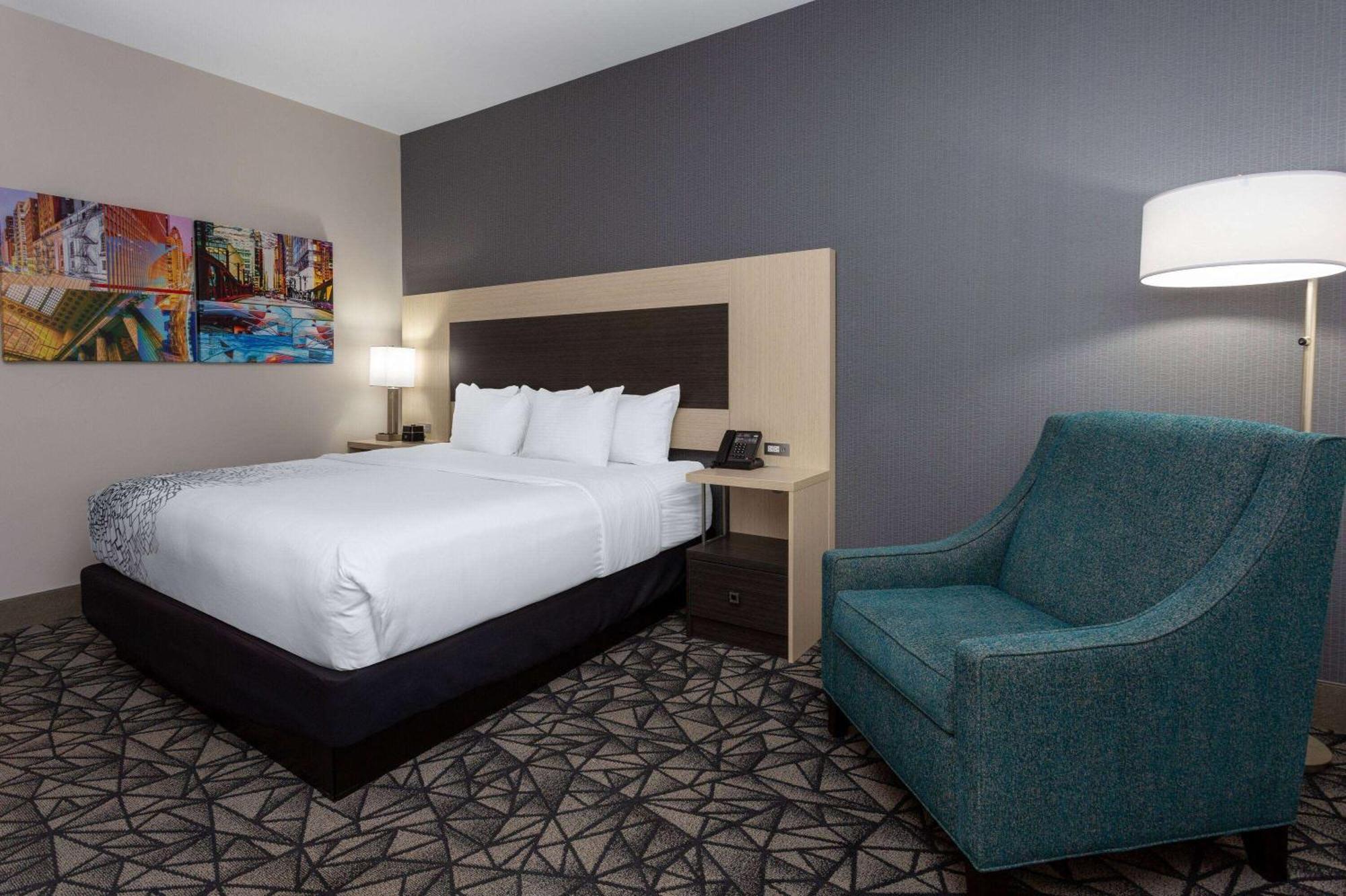 La Quinta Inn & Suites By Wyndham Shorewood 外观 照片