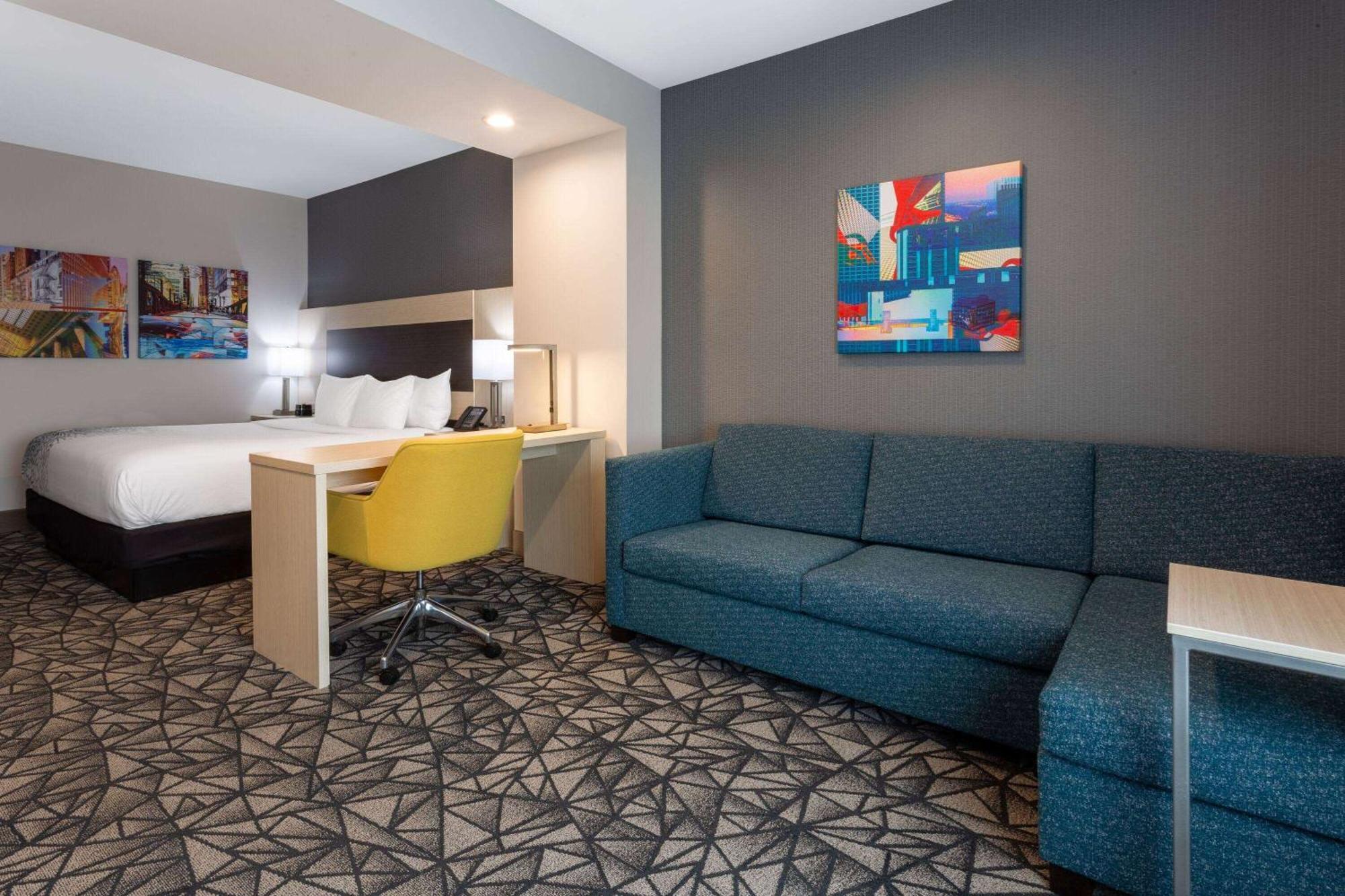 La Quinta Inn & Suites By Wyndham Shorewood 外观 照片